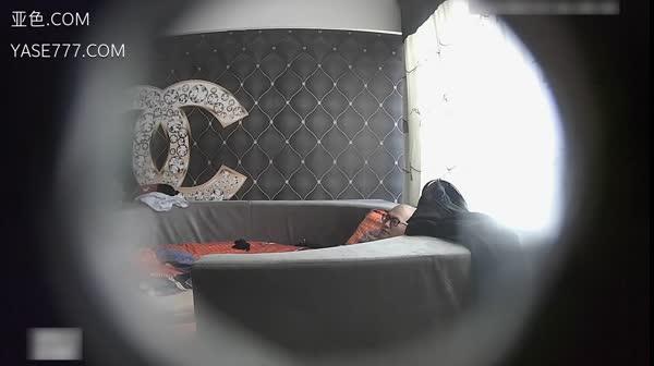 特色酒店偷拍喜欢主动的气质短发美少妇和眼镜男开房偷情每次男的要操她时美女都女上位坐在上面干他,国语!